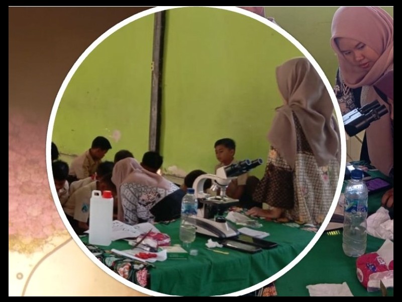 Pengenalan dan Pelatihan Menggunakan Mikroskop pada Siswa SDN 1 Gunung Malang oleh Mahasiswi KKN UINJ